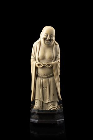 Budai stante in avorio, su base in legno intarsiato con smalto cloisonné (manca