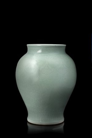Vaso celadon inciso a motivi floreali
Cina, secolo XX
(h. 35 cm.)