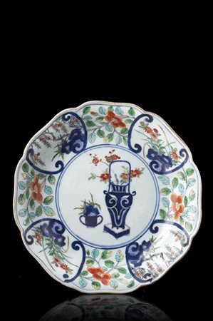 Piatto lobato in porcellana a decoro floreale e oggetti
Cina, secolo XVIII
(d.