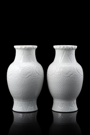 Coppia di vasi in porcellana bianca, marchio apocrifo Qianlong (restauri)
Cina,