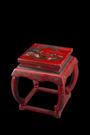 Tavolino in legno laccato rosso e decorato al piano con figure (lievi difetti)