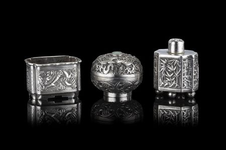 Lotto di tre argenti da esportazione finemente sbalzati, due con marchi alla ba