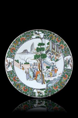 Piatto in porcellana Famiglia Verde, decorato con scena di palazzo, la tesa con