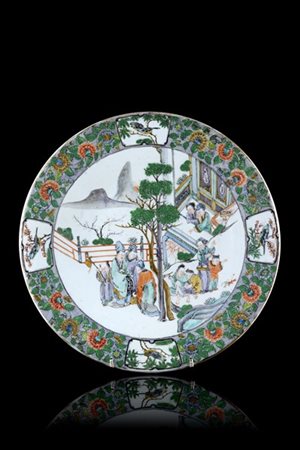 Piatto in porcellana Famiglia Verde, decorato con scena di palazzo, la tesa con