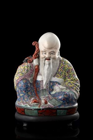 Figura in porcellana policroma raffigurante Shoulao assiso, base in legno
Cina,