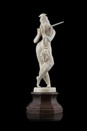 Scultura in avorio raffigurante Krishna col flauto, base in legno
India, secolo