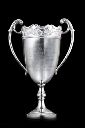 Coppa biansata in argento finemente cesellato recante iscrizione matrimoniale
C