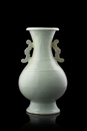 Vaso a invetriatura celadon biansato decorato a peonie (restauri)
Cina, secolo