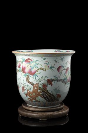 Giardiniera in porcellana decorata con pesche e rami fioriti, base in legno. Ci