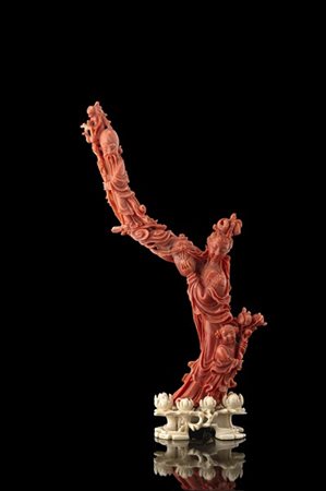 Intaglio in corallo rosa raffigurante una figura femminile con bambino reggente