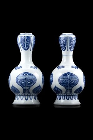 Coppia di vasi a bottiglia in porcellana bianco e blu a decoro stilizzato, marc