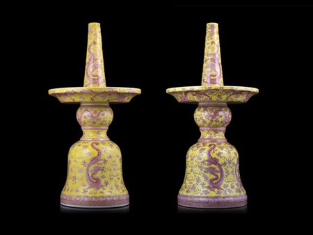 Due portacandele in porcellana con base a campana, decorati in rosa su fondo gi