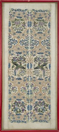 Ricamo in seta policroma su fondo di raso di seta color crema, con applicazioni