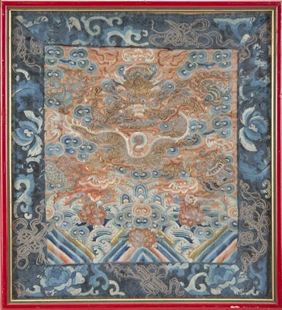 Ricamo in seta policroma con applicazioni di filo dorato raffigurante un drago