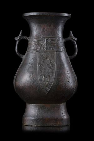 Vaso in bronzo di forma arcaica Hu, decorato a motivi stilizzati, anse con test