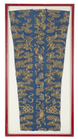 Ricamo in fili di metallo dorato su raso di seta blu. Decoro con nastri e nuvol