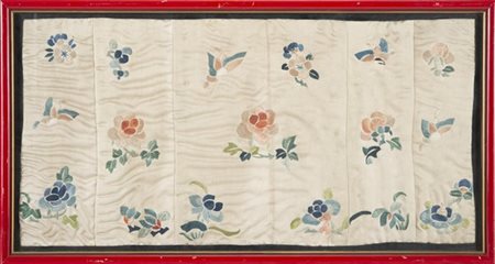 Ricamo in seta policroma su raso di seta color crema raffigurante fiori sparsi
