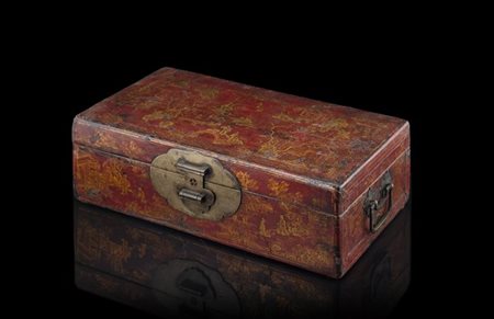 Scatola rettangolare ricoperta in pelle laccata a fondo rosso e oro, maniglie i