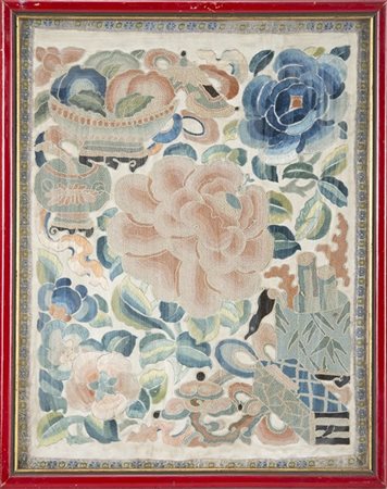 Ricamo in seta policroma su raso di seta color crema raffigurante peonie, fiori