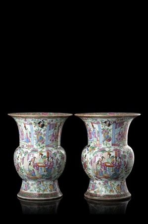 Coppia di vasi in porcellana Canton, decoro Famiglia Rosa, decorati con figure