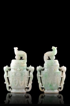 Coppia di piccoli vasi con coperchio in giadeite bianca e verde mela, decorati