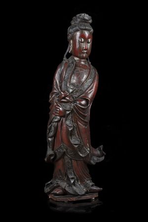 Grande Guanyin in legno intagliato e laccato rosso, applicazioni in passiglia d