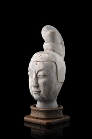 Testa di Bodhisattva in marmo poggiante su base lignea intarsiata a metallo arg