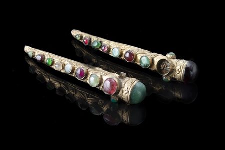 Due spille in metallo dorato con inserti in pietre dure, avventurina, pasta vit