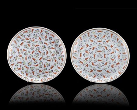 Due piatti simili in porcellana Famiglia Rosa decorati con il motivo dei "cento