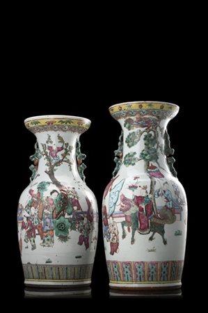 Due vasi a balaustro in porcellana bianca decorata nei toni della Famiglia Rosa