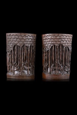 Coppia di portapennelli in legno di bambù intagliato a motivo di figure in paes