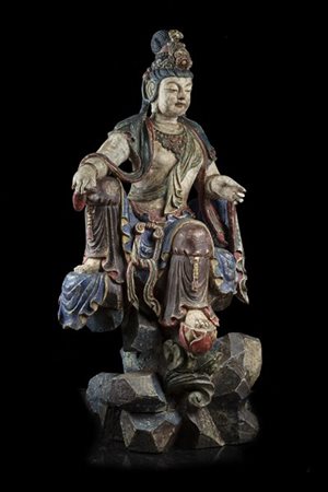 Scultura in legno intagliato e laccato in policromia raffigurante Guanyin assis