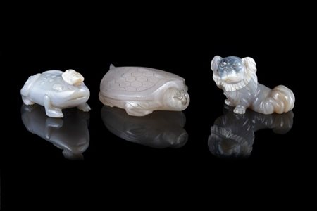 Lotto composto da un cane pechinese, un rospo ed una tartaruga in agata
Cina, s