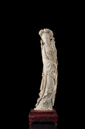 Scultura in avorio raffigurante dama reggente ramo fiorito
Cina, secolo XX
(h.