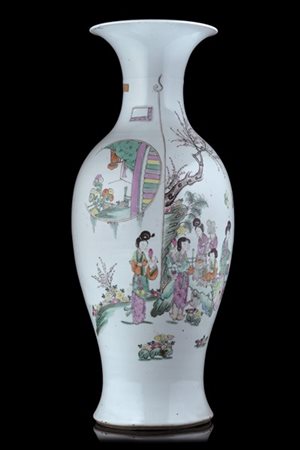 Vaso in porcellana bianca decorato in policromia con figure femminili in giardi