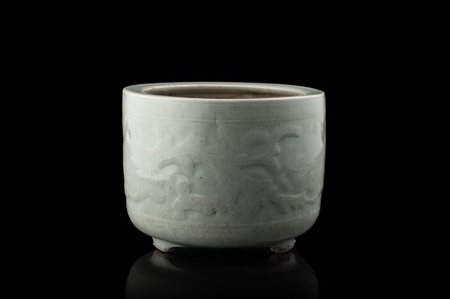 Incensiere celadon di forma rotonda decorato con fiori a rilievo (difetti)
Cina