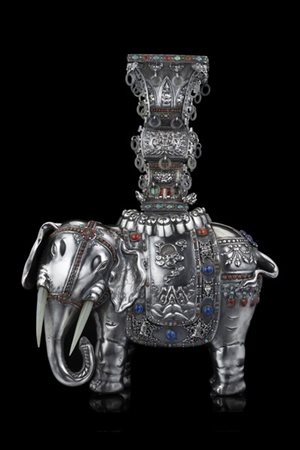 Elefante in argento sbalzato reggente un vaso di forma arcaica, applicazioni in