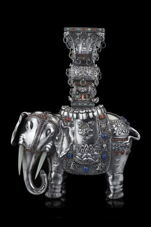 Elefante in argento sbalzato reggente un vaso di forma arcaica, applicazioni in