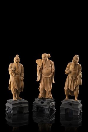 Tre figure di saggi in legno intagliato, su basi a finta roccia (difetti e manc