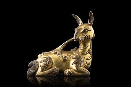 Piccola scultura in bronzo cesellato e dorato raffigurante una capretta
Cina, s