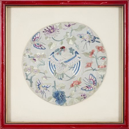 Ricamo in seta policroma su raso di seta grigio perla raffigurante una gru cont