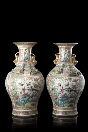 Coppia di vasi biansati in porcellana Canton Famiglia Rosa decorati in rilievo