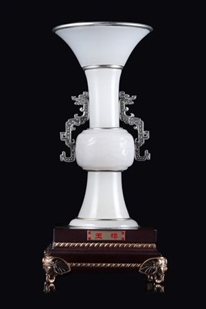 Vaso di forma arcaica "Gu", in giada bianca montato in metallo argentato, base