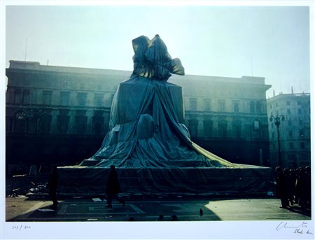 CHRISTO, Wrapped monument to Vittorio Emanuele, Piazza del Duomo, Milan 1970, 1973