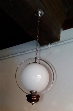 LUME A SOSPENSIONE IN METALLO CROMATO E BRUNITO E VETRO OPALINO