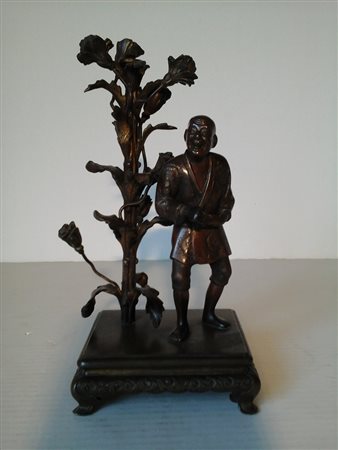 FIGURA ORIENTALE CON PIANTA DI LOTO IN BRONZO H.CM.12X10 H.CM.25 - XIX SECOLO