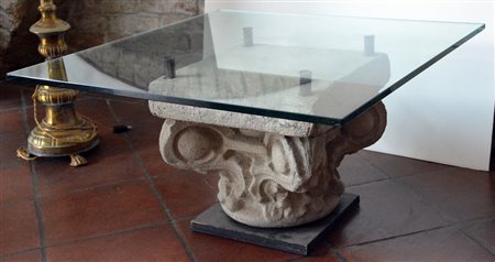 TAVOLINO BASSO IN PIETRA RICOSTITUITA A CAPITELLO E CRISTALLO CM.80X80 H.CM.44