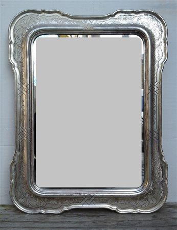 SPECCHIERA A VASSOIO IN LEGNO INTAGLIATO E ARGENTATO CON VETRO MOLATO CM.90X70