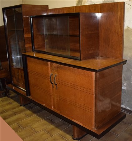 CREDENZA E VETRINA IN LEGNO RADICATO E FILETTATO CON PROFILI EBANIZZATI -...