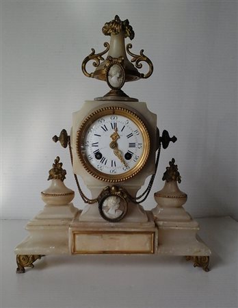 OROLOGIO A PENDOLO IN ALABASTRO E METALLO DORATO CON DUE CAMMEI APPLICATI...